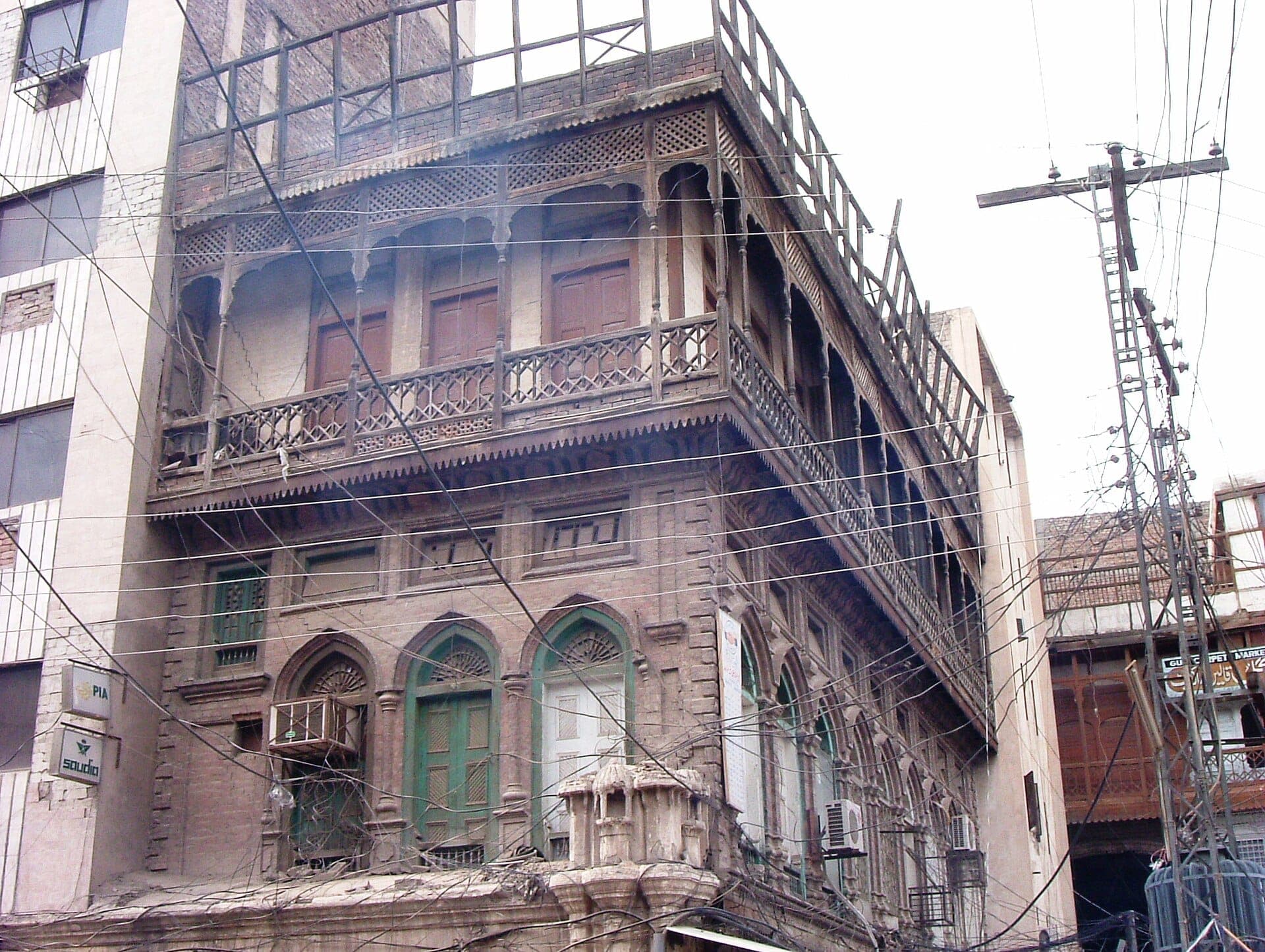پشاور کے قصہ خوانی بازار میں لکڑی کے کندہ چھجوں والی ایک عمارت
