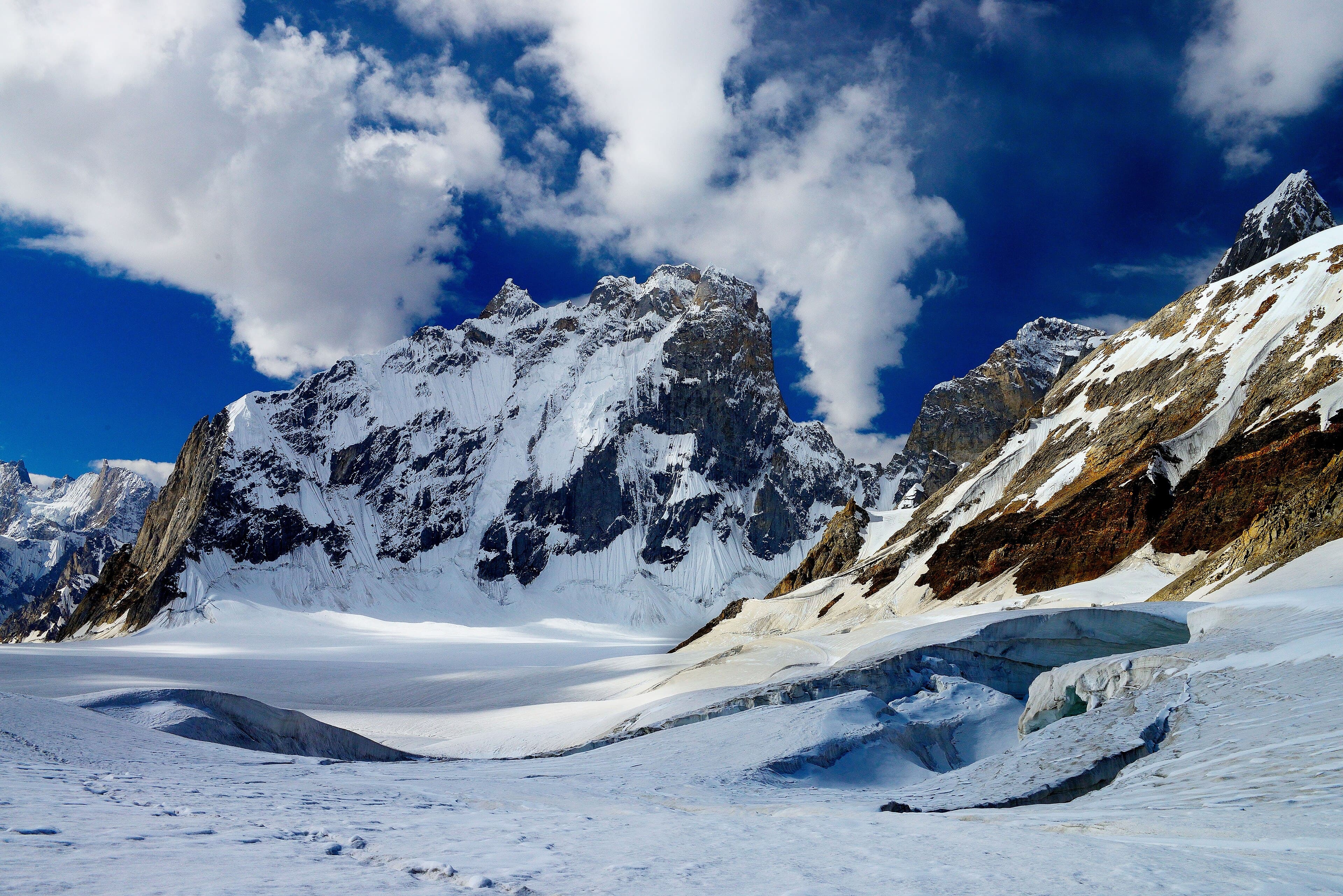 The glacier basin adjacent to the Hispar Pass