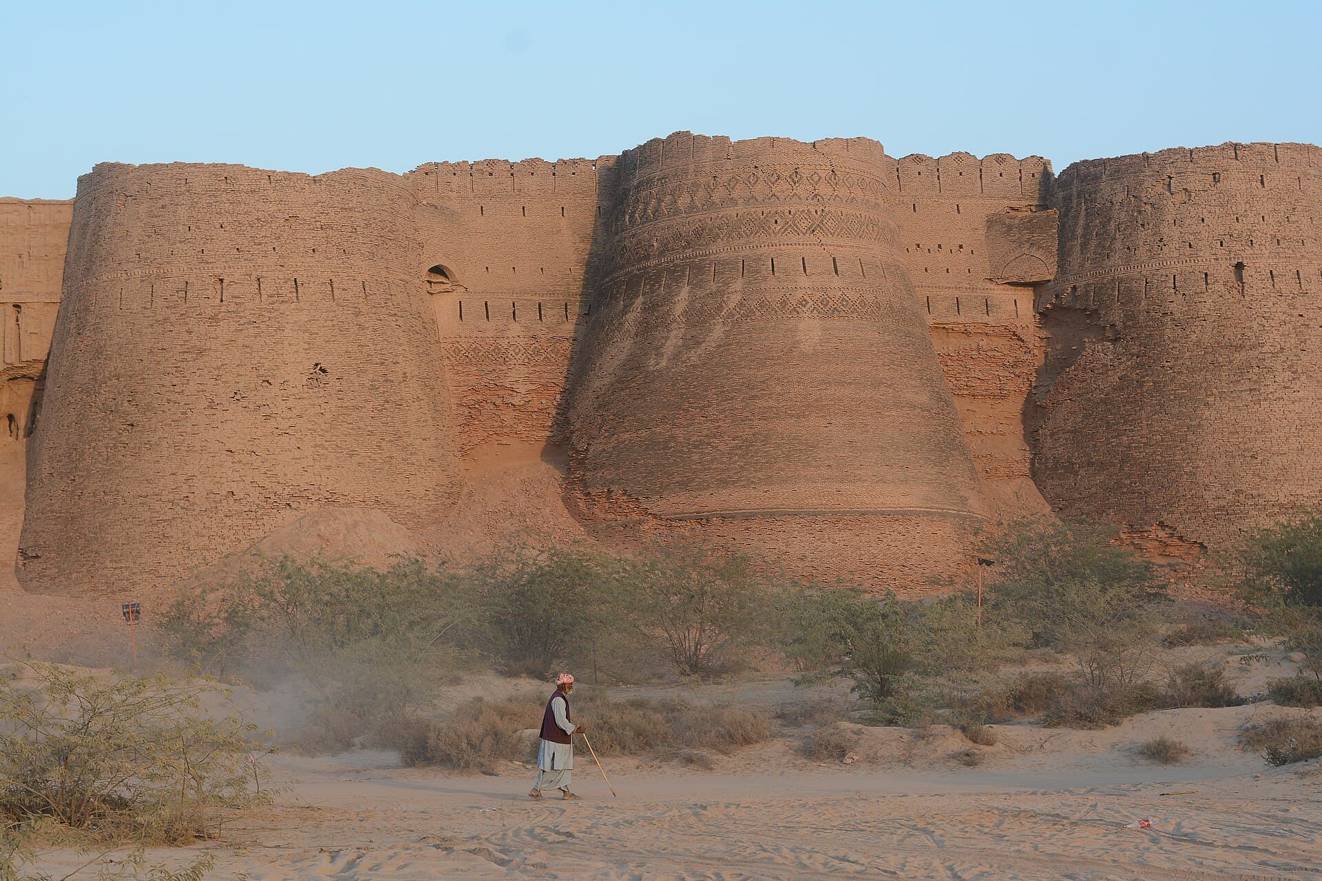 چولستان کی ریت سے اٹھتی قلعہ ڈیراوڑ کی برجوں والی اینٹوں کی دیواریں
