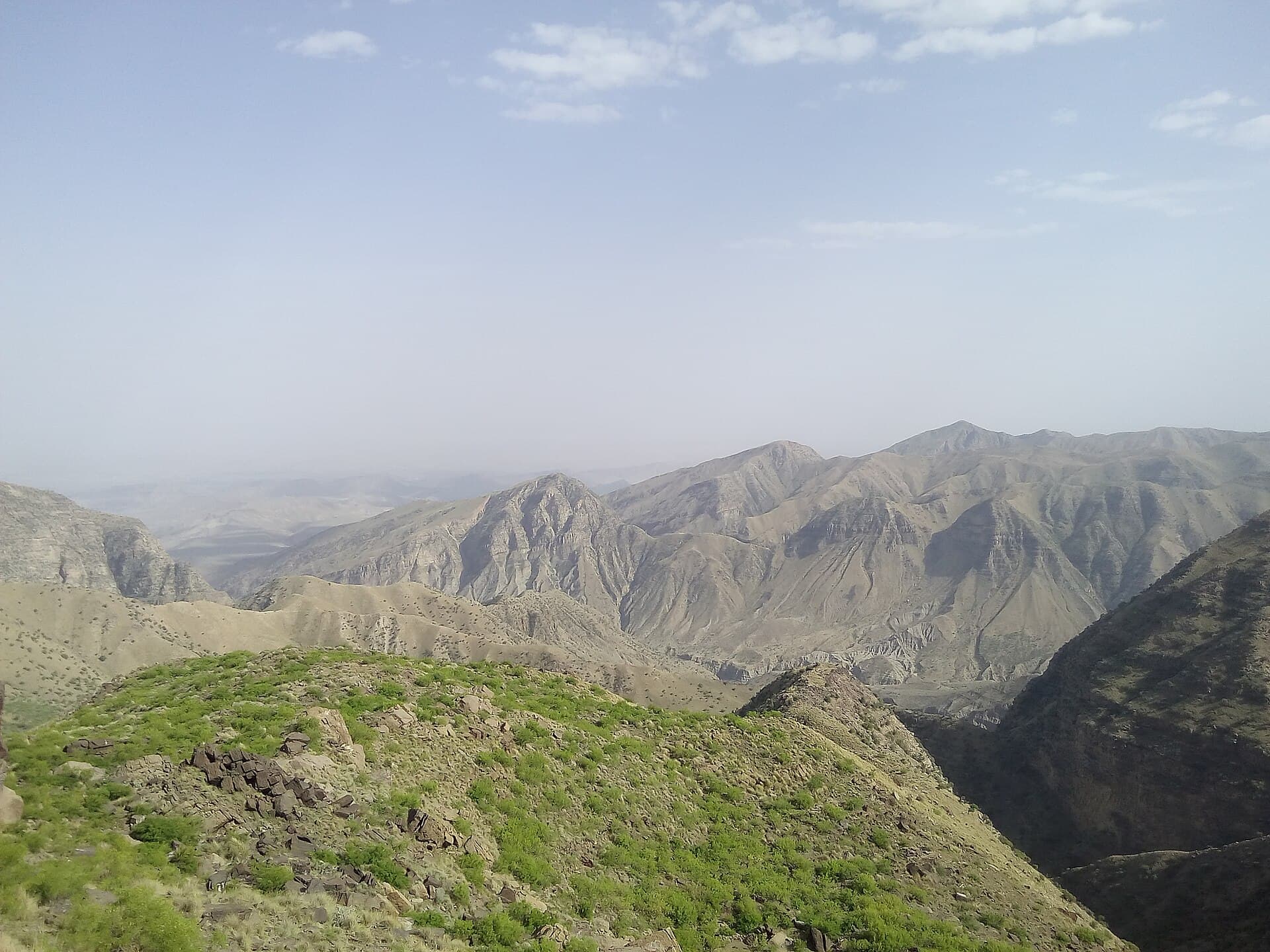 فورٹ منرو پر دھند میں دور ہوتے کوہِ سلیمان کے سلسلے